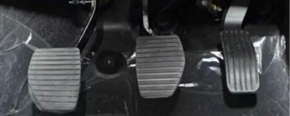 离合在左边还是右边