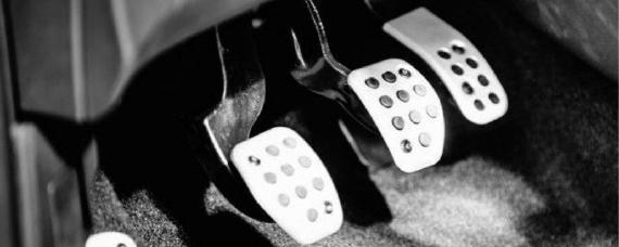 离合踩到底再踩刹车吗