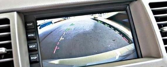 倒车影像不居中怎么调