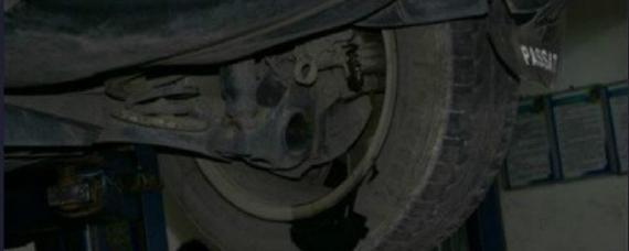 原地踩刹车有放气声音