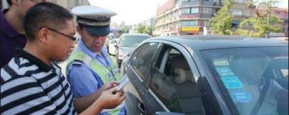 年检标志烂了能上路吗