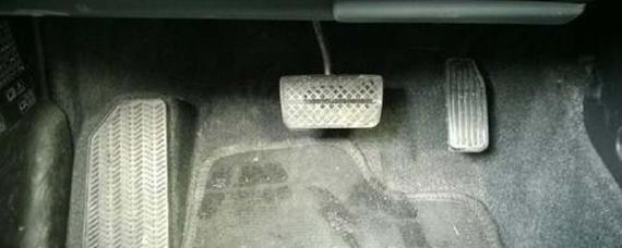 左边是刹车还是油门