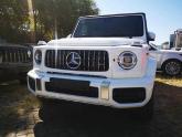 19款奔驰G63传承经典设计，方盒子车身造型采用白色金属漆，展现王者风范。前脸设计非常有立体感，直瀑式镀铬中网，仔细看的话会发现上方...