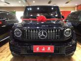 外观方面依旧是硬汉的设计风格，传承经典的方盒子车身造型，黑色的外观英气十足，前脸直瀑式镀铬中网，中央镶嵌奔驰的三叉星车标，搭载了雷达...