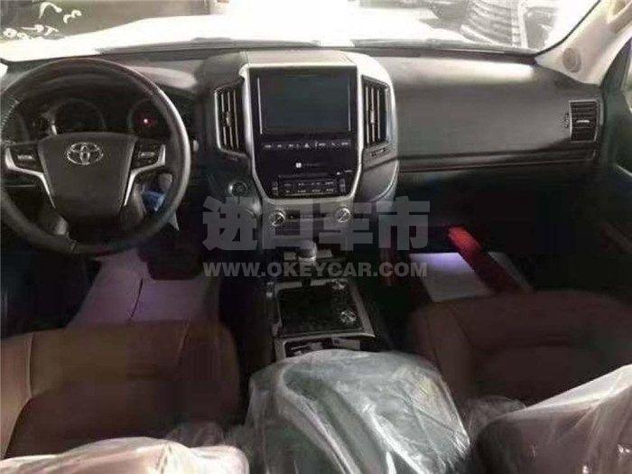 中东版20款酷路泽5700vxr 硬派越野车内饰空间充裕