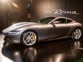 法拉利Roma的设计语言相比此前的新车有着不小的变化，整体造型显得更加优雅流畅，新车中网采用了多孔式设计，向格栅两侧延伸的同时进气口...